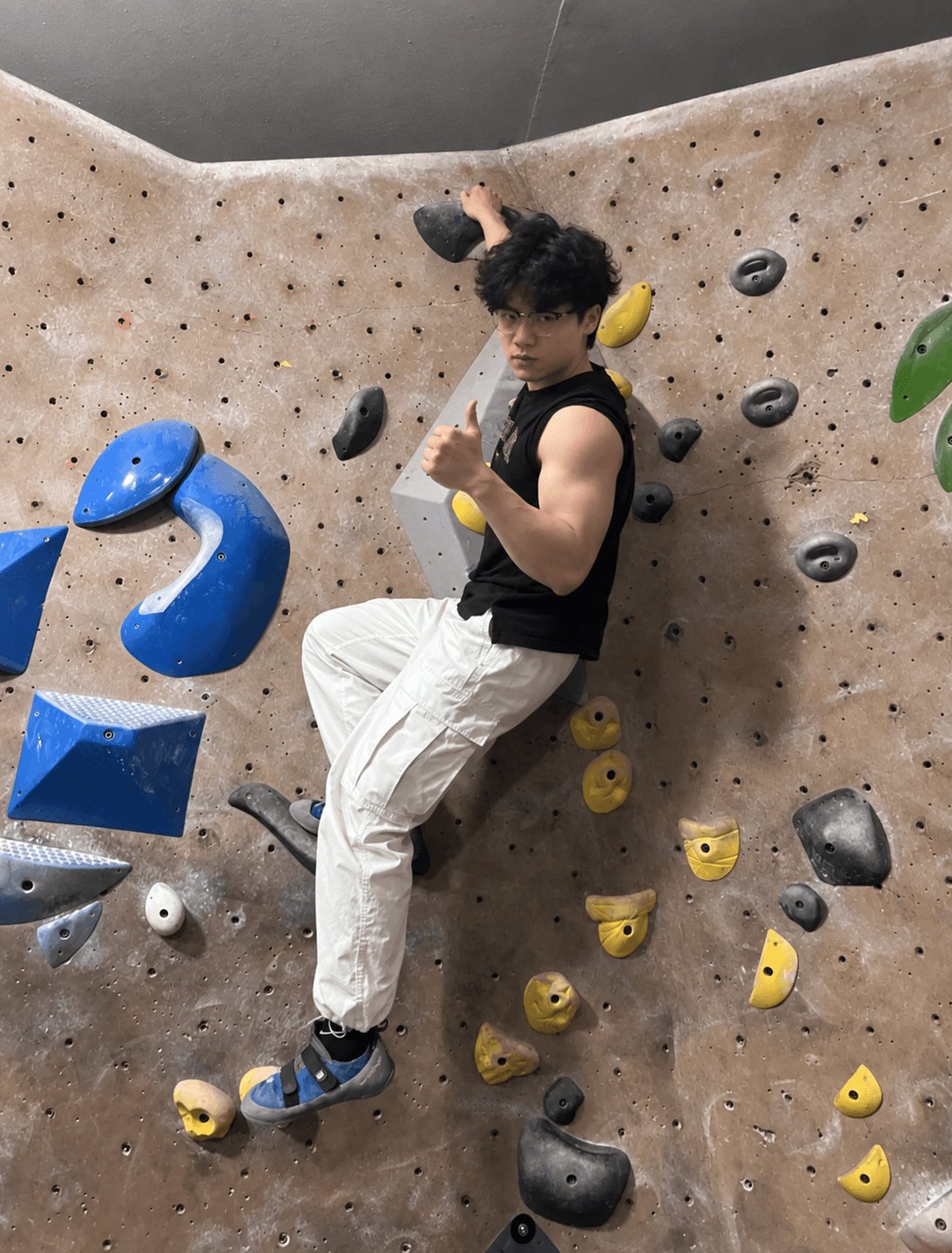 Felix 在室内攀岩墙上竖起拇指