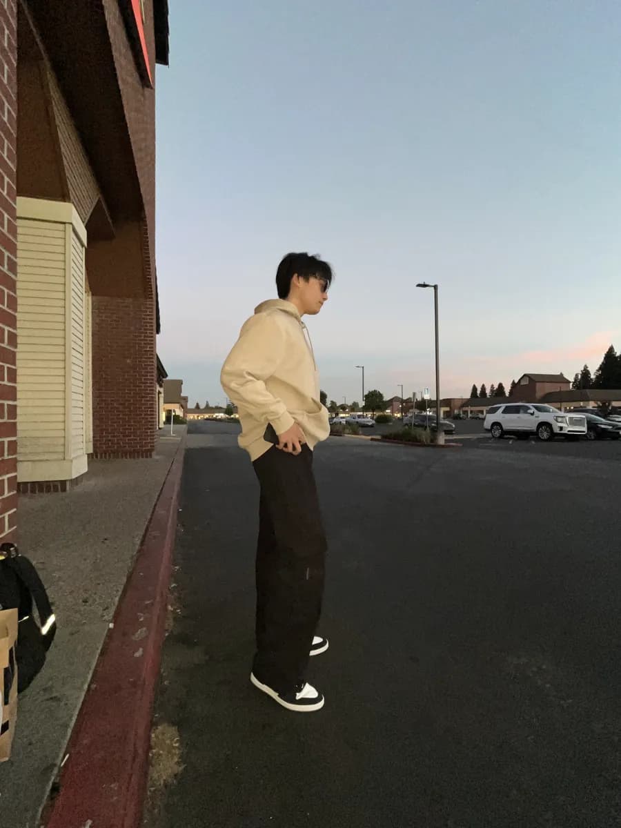 Felix Yang 在黄昏街景中停步